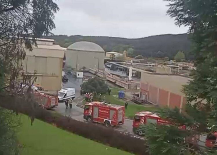 Tuzla Deri OSB’de patlama: 1'i ağır 6 işçi yaralandı 1 Tuzla Deri OSB’de patlama: 1’i ağır 6 işçi yaralandı
