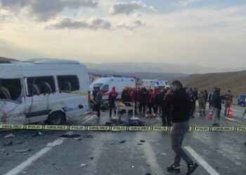 Van’da kamyonla yolcu minibüsü çarpıştı: 7 ölü, 12 yaralı
