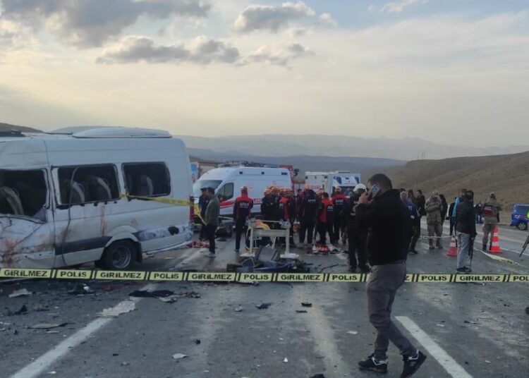 Van'da kamyonla yolcu minibüsü çarpıştı: 7 ölü, 12 yaralı 1 Van’da kamyonla yolcu minibüsü çarpıştı: 7 ölü, 12 yaralı