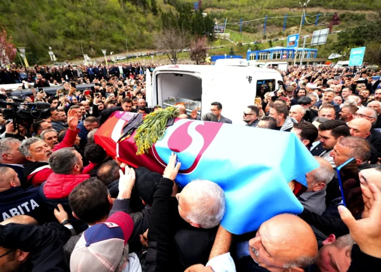 Volkan Konak, vasiyeti üzerine ceviz ağacının altına defnedildi 1 Volkan Konak, vasiyeti üzerine ceviz ağacının altına defnedildi