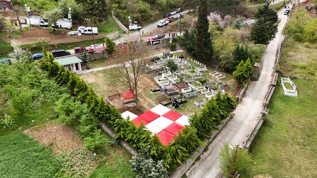 Volkan Konak, vasiyeti üzerine ceviz ağacının altına defnedildi 2 Volkan Konak, vasiyeti üzerine ceviz ağacının altına defnedildi