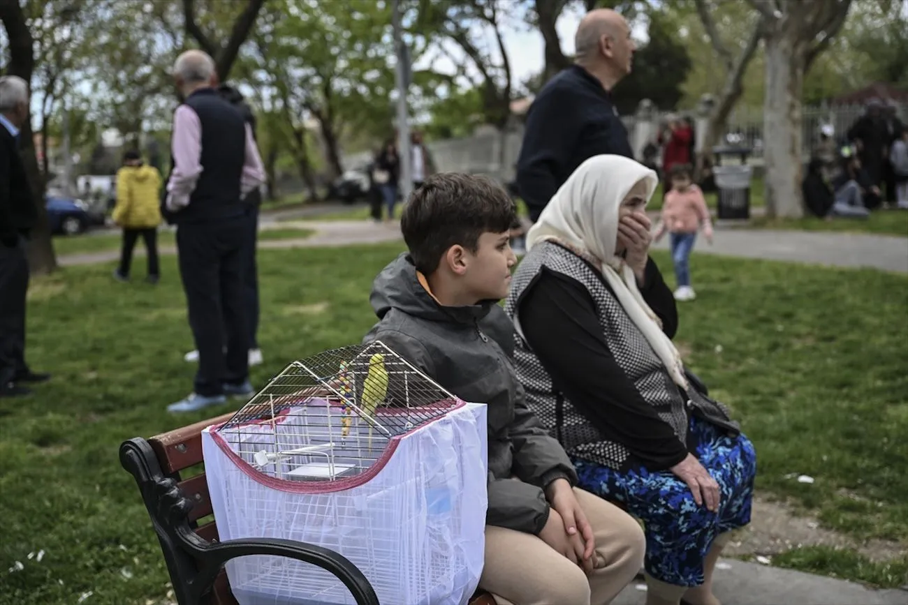 İstanbullular deprem nöbetinde: Parklar, bahçeler, yol kenarları doldu