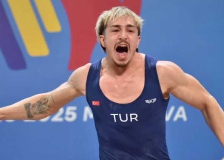 Milli sporcu Yusuf Fehmi Genç rekor kırarak altın madalya kazandı 1 Milli sporcu Yusuf Fehmi Genç rekor kırarak altın madalya kazandı