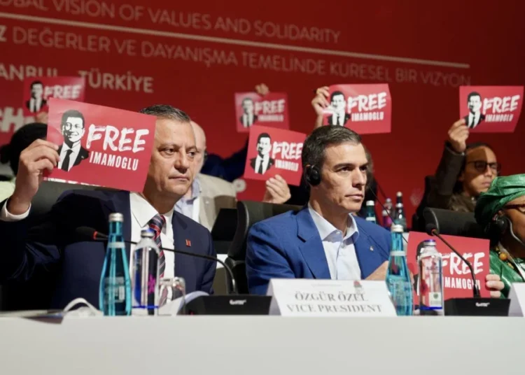 İmamoğlu’nun mektubu Sosyalist Enternasyonal’de: Otokrasiler geçmişte yenildiler, yine yenilecekler 1 İmamoğlu’nun mektubu Sosyalist Enternasyonal’de: Otokrasiler geçmişte yenildiler, yine yenilecekler