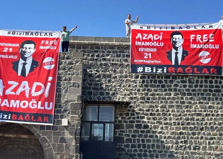 Diyarbakır surlarına “Azadî İmamoğlu” pankartı: 4 kişi gözaltına alındı 1 Diyarbakır surlarına “Azadî İmamoğlu” pankartı: 4 kişi gözaltına alındı