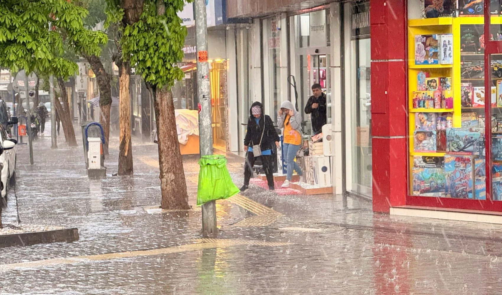 Ankara'da ceviz büyüklüğünde dolu yağdı