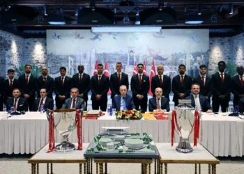 Erdoğan, şampiyon Galatasaray’ı kabul etti: Osimhen ve Muslera’dan hediye