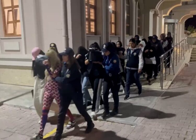 Konya'da masaj salonlarına operasyon: 12 kamera kayıt cihazı bulundu 1 Konya’da masaj salonlarına operasyon: 12 kamera kayıt cihazı bulundu