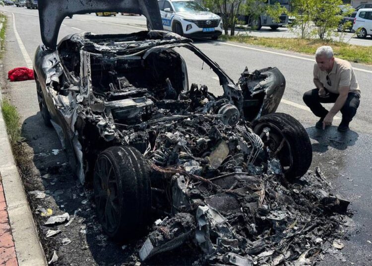 Beşiktaş Başkanı Serdal Adalı’nın oğlunun otomobili yandı 1 Beşiktaş Başkanı Serdal Adalı’nın oğlunun otomobili yandı