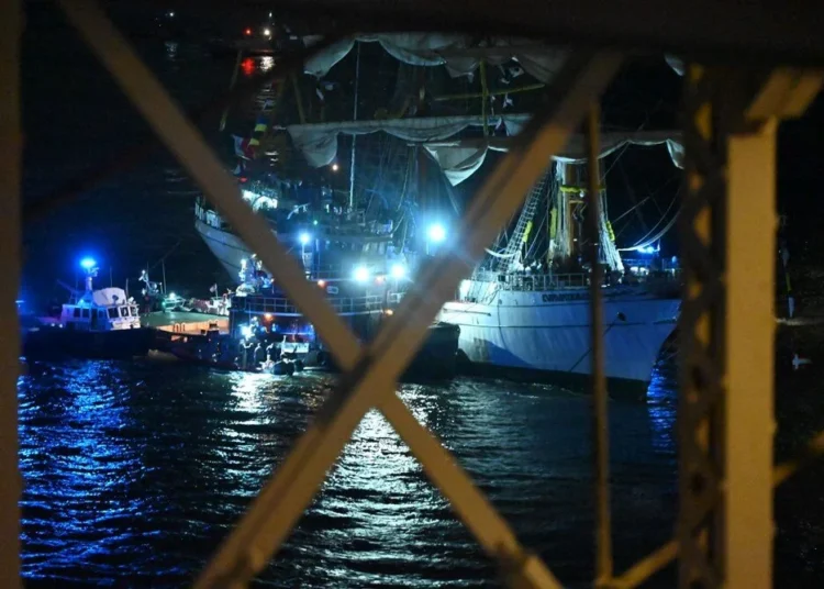 Meksika donanmasına ait eğitim gemisi Brooklyn Köprüsü’ne çarptı: 20 yaralı