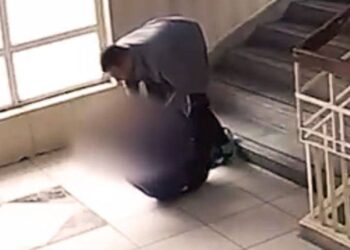 AKP ilçe yöneticisi oğluyla tartışan çocuğu okulda darbetti