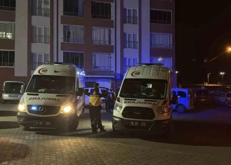 Sivas’ta iki kardeş elleri bağlanmış, boğazları kesilmiş halde bulundu 1 Sivas’ta iki kardeş elleri bağlanmış, boğazları kesilmiş halde bulundu