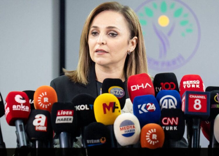 DEM Parti Sözcüsü Ayşegül Doğan: Türkiye'nin yeni bir anayasaya ihtiyacı var 1 DEM Parti Sözcüsü Ayşegül Doğan: Türkiye’nin yeni bir anayasaya ihtiyacı var
