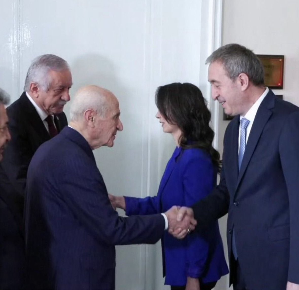 DEM Parti - MHP ile görüştü: Bahçeli kapıda karşıladı 2 DEM Parti - MHP ile görüştü: Bahçeli kapıda karşıladı