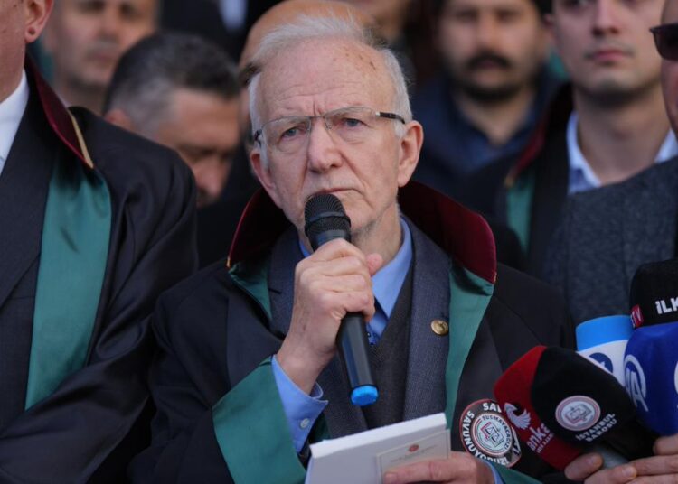 İstanbul Barosu başkanı ve yöneticilerinin yargılandığı dava ertelendi 1 İstanbul Barosu başkanı ve yöneticilerinin yargılandığı dava ertelendi