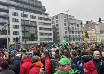 Memurlar iş bıraktı, tüm ülkede hayat durdu