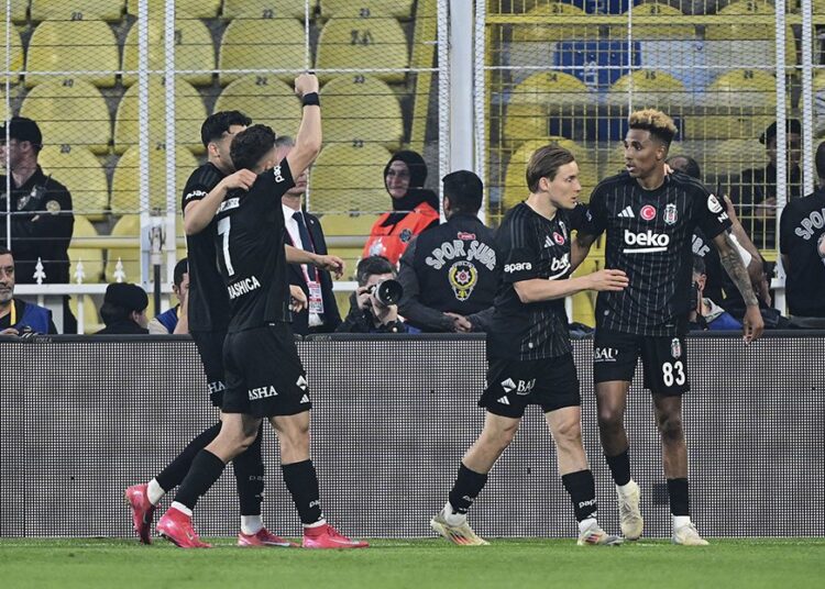 Beşiktaş derbiyi kazandı: Fenerbahçe şampiyonluk yarışında havlu attı 1 Beşiktaş derbiyi kazandı: Fenerbahçe şampiyonluk yarışında havlu attı