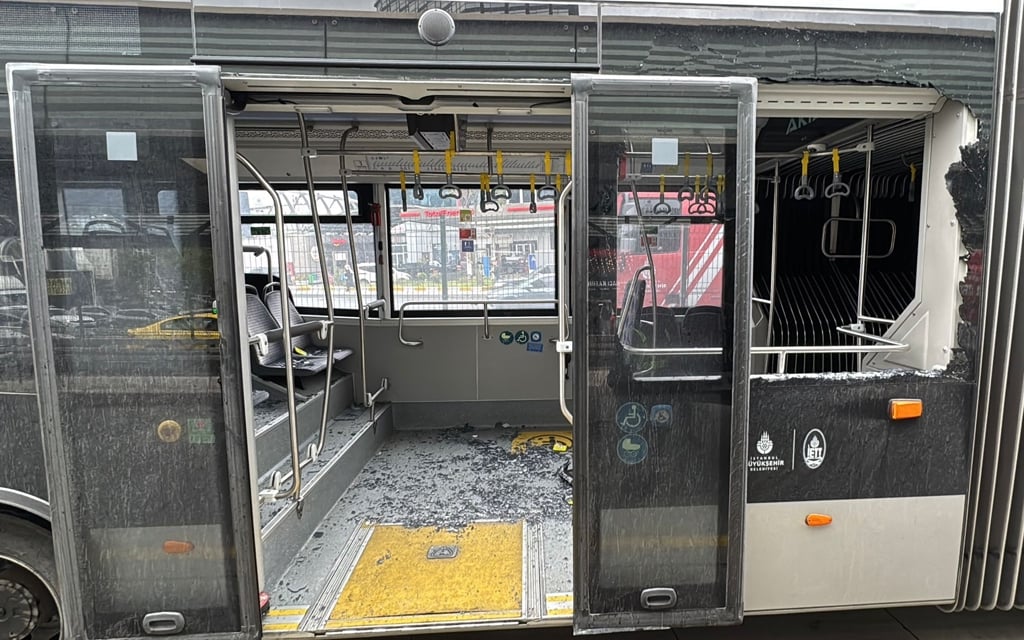 İstanbul'da metrobüs kazası: 1 kişi hayatını kaybetti 2 İstanbul'da metrobüs kazası: 1 kişi hayatını kaybetti