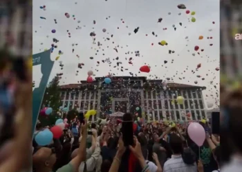 Binlerce İstanbullu kanseri yenen Ali Asaf için balon uçurdu