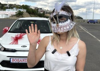 Eşinden boşanan kadın göbek atarak kutlama yaptı