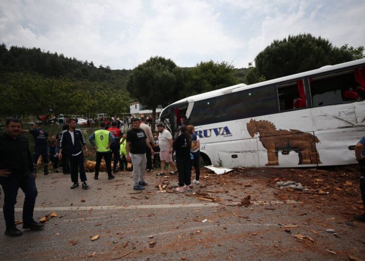 Çanakkale’de yolcu otobüsü, kamyon ve otomobil çarpıştı: 8 ölü, 20 yaralı 1 Çanakkale’de yolcu otobüsü, kamyon ve otomobil çarpıştı: 8 ölü, 20 yaralı