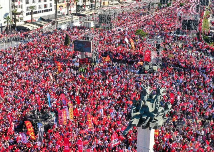 CHP'ye göre İzmir mitingine katılım 2 milyon, emniyet ve AKP'ye göre 70 bin 1 CHP’ye göre İzmir mitingine katılım 2 milyon, emniyet ve AKP’ye göre 70 bin