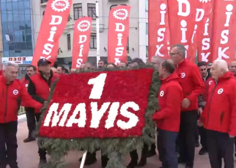 Taksim Meydanı’na çelenk bırakan DİSK, barikatları kaldırma çağrısı yaptı
