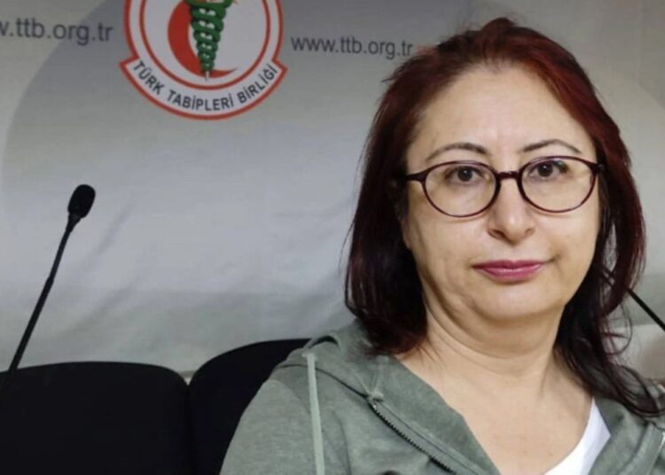 35 yıllık doktor basın açıklaması nedeniyle ihraç edildi 1 35 yıllık doktor basın açıklaması nedeniyle ihraç edildi