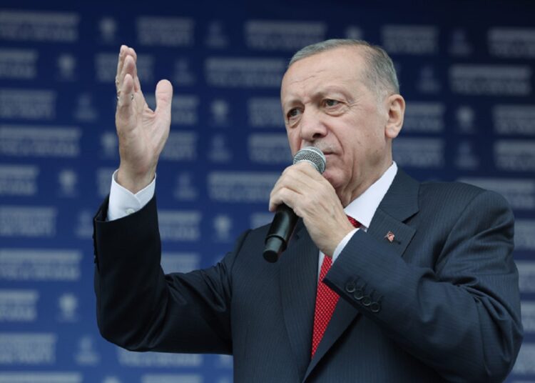 AK Parti'ye katılımları duyuran Erdoğan: İstanbul'u fetret devrinden kurtaracağız 1 Cumhurbaşkanı Erdoğan: Viskilerini yudumlayıp devrimcilik oynarken terörden kazandılar