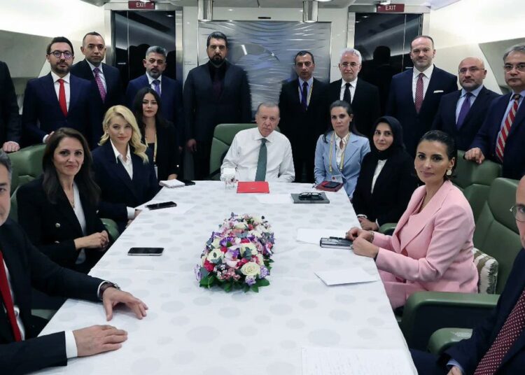 Erdoğan'dan Bahçeli'nin 'adaylık' sözlerine yanıt: 'Büyük memnuniyet duydum, onore oldum' 1 Erdoğan’dan Bahçeli’nin ‘adaylık’ sözlerine yanıt: ‘Büyük memnuniyet duydum, onore oldum’