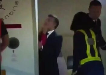 Eşi, uçaktan inerken Fransa Cumhurbaşkanı Macron’a tokat attı