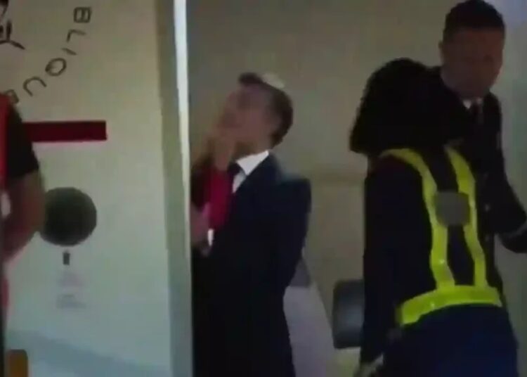 Eşi, uçaktan inerken Fransa Cumhurbaşkanı Macron'a tokat attı 1 Eşi, uçaktan inerken Fransa Cumhurbaşkanı Macron’a tokat attı