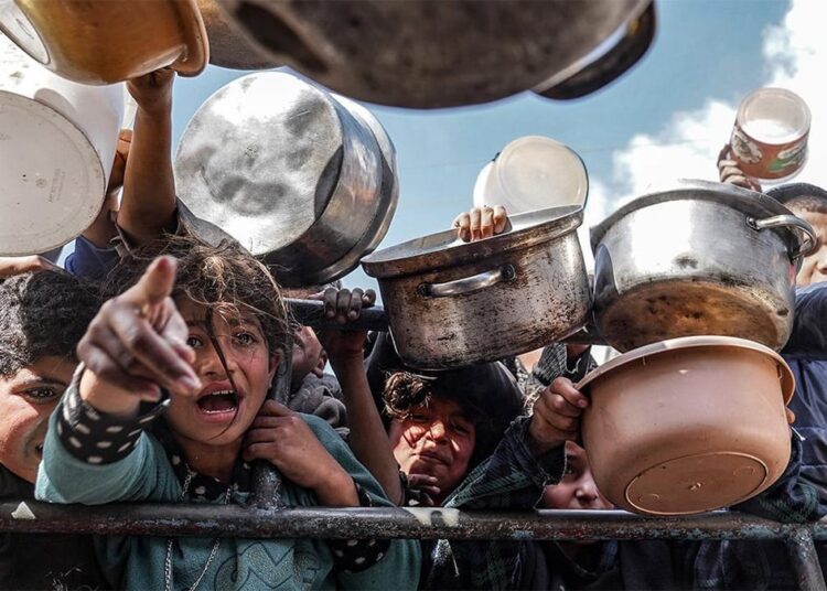 Un bulamayan Gazzeliler, bakliyatları öğüterek ekmek yapıyor 1 Un bulamayan Gazzeliler, bakliyatları öğüterek ekmek yapıyor