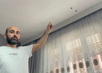 Ağabeyini evden çıkarmak için tavanı hiltiyle deldi