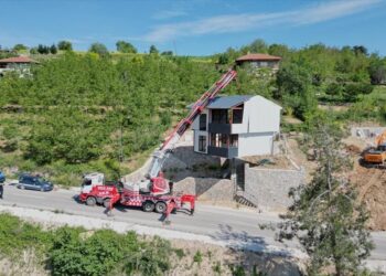 Belediyenin yıkacağı kaçak villasını vinçle taşıdı