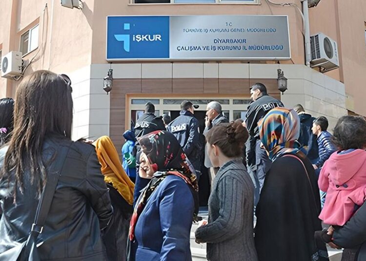 Hangisi doğru: TÜİK’e göre işsizlik azaldı, İŞKUR’a göre işsizlik maaşı başvuruları 3 kat arttı 1 Hangisi doğru: TÜİK’e göre işsizlik azaldı, İŞKUR’a göre işsizlik maaşı başvuruları 3 kat arttı