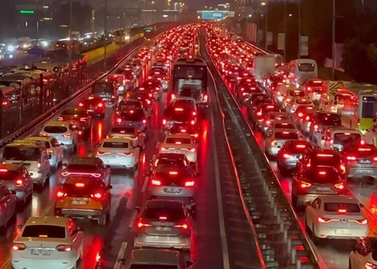 İstanbullunun sıkışık trafikteki yıllık kayıp zamanı 105 saat 1 İstanbullunun sıkışık trafikteki yıllık kayıp zamanı 105 saat