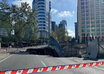 İstanbul’da çöken eski Büyükdere Caddesi trafiğe kapatıldı