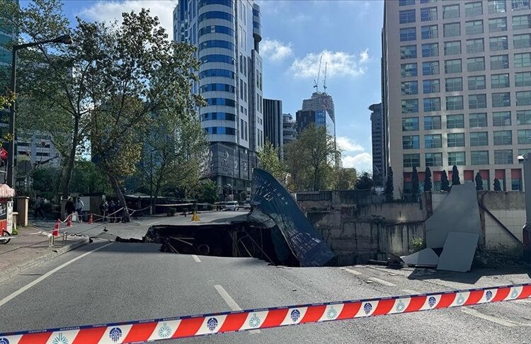 İstanbul'da çöken eski Büyükdere Caddesi trafiğe kapatıldı 1 İstanbul’da çöken eski Büyükdere Caddesi trafiğe kapatıldı