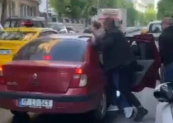 Kaçırmak istedikleri kadın direnince katlettiler
