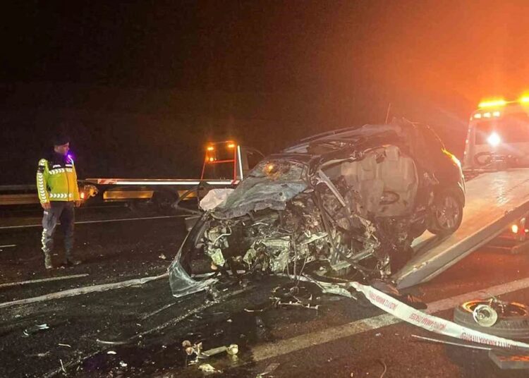 Ters yöne giren araç kazaya neden oldu, 4 kişi hayatını kaybetti