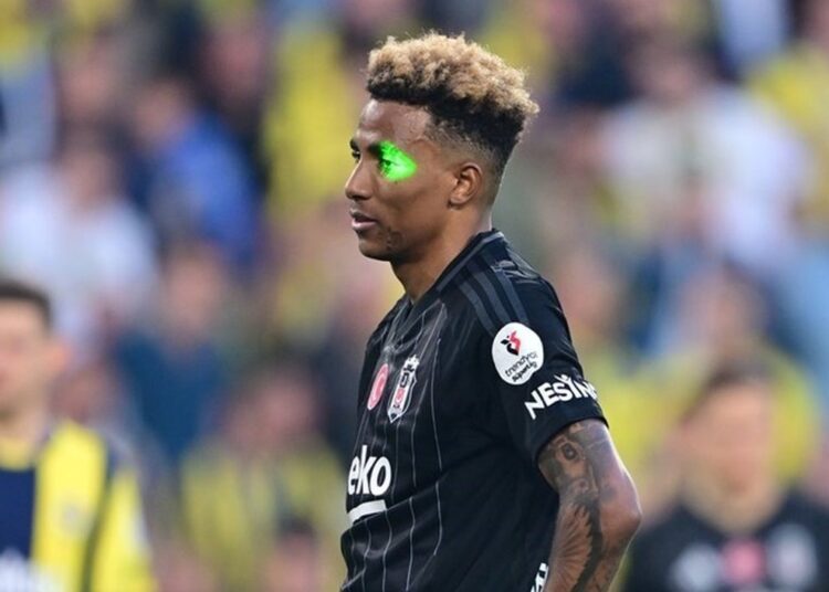 Derbi maçında lazer skandalı: Taraftara men cezası