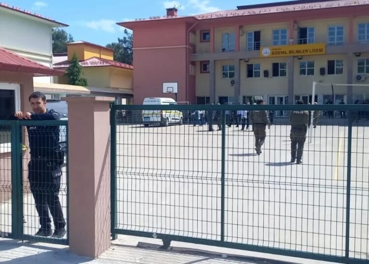 Sosyal Bilimler Lisesi’nde hizmetli, kantinde çalışan 2 kadını öldürdü