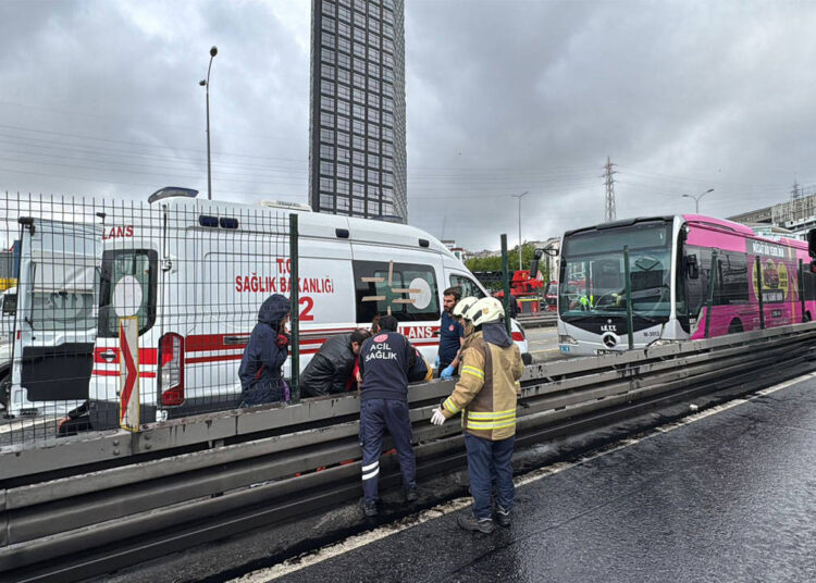 İstanbul'da metrobüs kazası: 1 kişi hayatını kaybetti 1 İstanbul’da metrobüs kazası: 1 kişi hayatını kaybetti