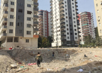 Depremde ölenlerin altınlarını çalan polis ihraç edildi