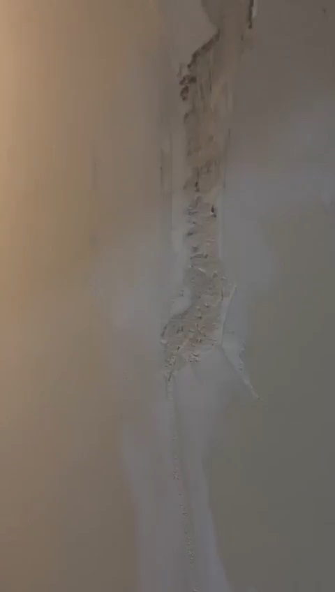 6.2'lik deprem sonrası lüks sitede yarıklar oluşmuş