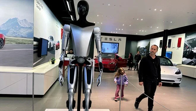 Tesla'nın robotu artık ev işlerine yardım ediyor: Ütü, yemek, temizlik... 1 Tesla’nın robotu artık ev işlerine yardım ediyor: Ütü, yemek, temizlik…