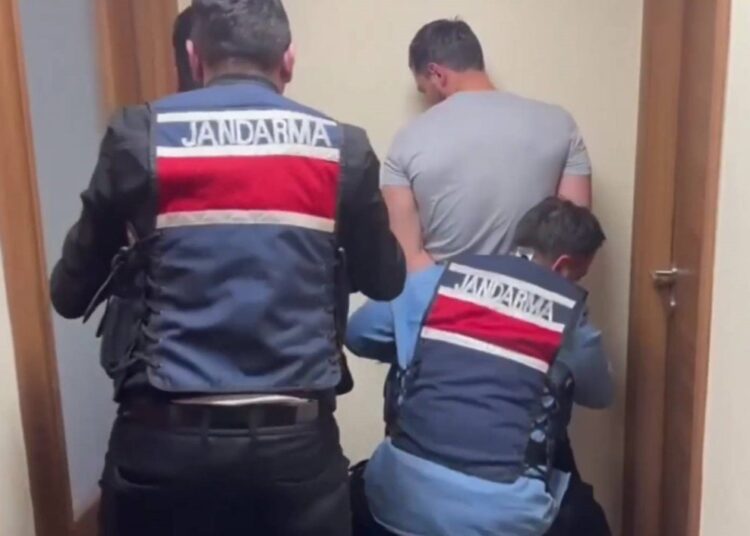 İstanbul’da 4,5 milyar TL’lik sahte döviz operasyonu 1 İstanbul’da 4,5 milyar TL’lik sahte döviz operasyonu