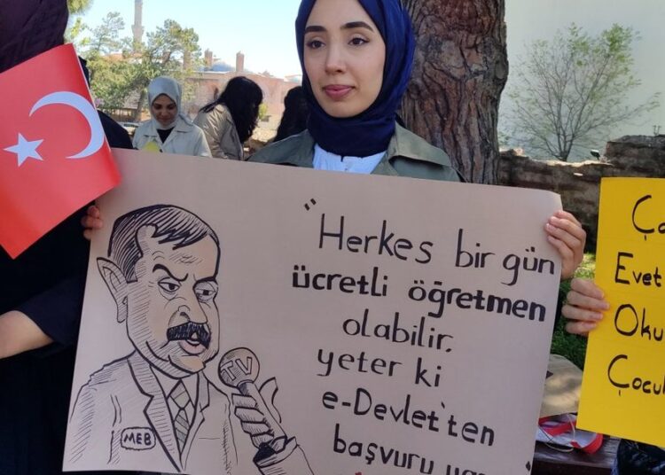 Atanmayan öğretmenler: “Sınıfımız yoksa sokaklar bizim kürsümüzdür”