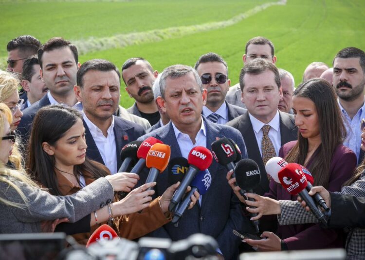 Özgür Özel, Ekrem İmamoğlu'nu ziyaret etti: 19 Mart darbesinin dijital ayağıyla karşı karşıyayız 1 Özgür Özel, Ekrem İmamoğlu’nu ziyaret etti: 19 Mart darbesinin dijital ayağıyla karşı karşıyayız